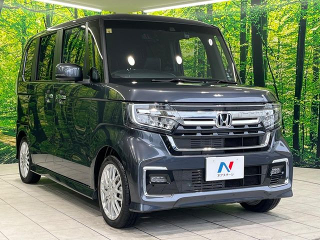 高透明度のガラス皮膜で撥水はもちろん、上質なツヤ・光沢を実現。紫外線や酸性雨から大切な愛車を保護し、色あせ・劣化を防止。「弾スプラッシュコート」、「弾プリミッサコート」からお選びいただけます。