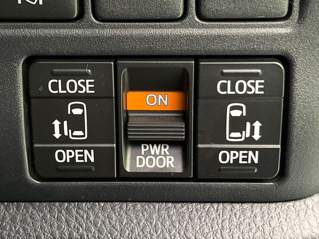 【両側パワースライドドア】スマートキーや運転席のスイッチで後席両側スライドドアの開閉が可能♪電動だから力を入れてドアを開ける必要が無く、小さなお子様でも簡単に開け閉めでき快適です♪