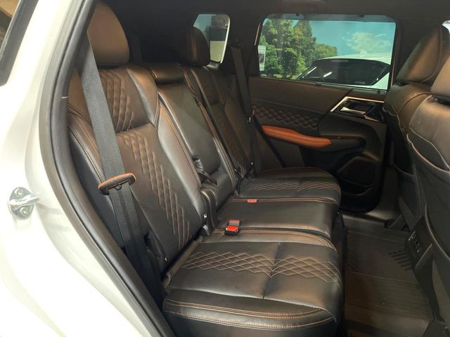 後部座席も気になるようなキズ・汚れやへたり等、大きなダメージはなく、良好な状態です。