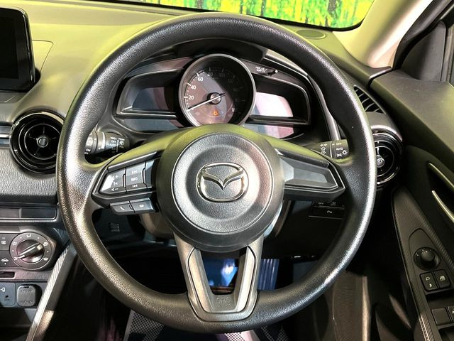 �C���e���A�ɍ��킹���f�U�C���̃X�e�A�����O�́A�^�]�������̂��Ƃ��l���A�^�]���₷���`��A�傫���ł��B�����x�A���ۂɐG���Ă��m���߂��������B