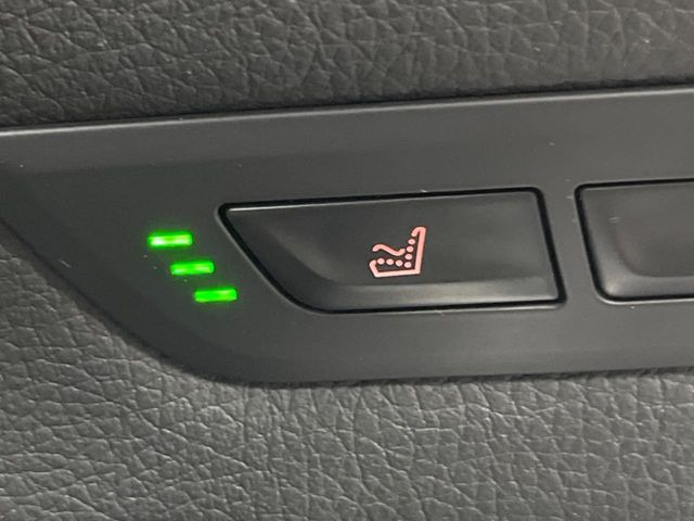 ●前席マッサージ機能付パワーシート:メモリー付きのパワーシートです!シート位置を登録しておくとボタン一つでシートが移動します!マッサージ機能も搭載した高級感のあるシートです!