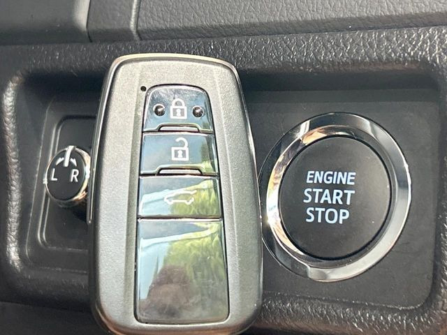 【スマートキー】カバンやポケットに入れたままでもドアの施錠・解錠が可能なスマートキーを装備。エンジンのオン・オフ時もカギを取り出す必要が無いからとっても便利です♪