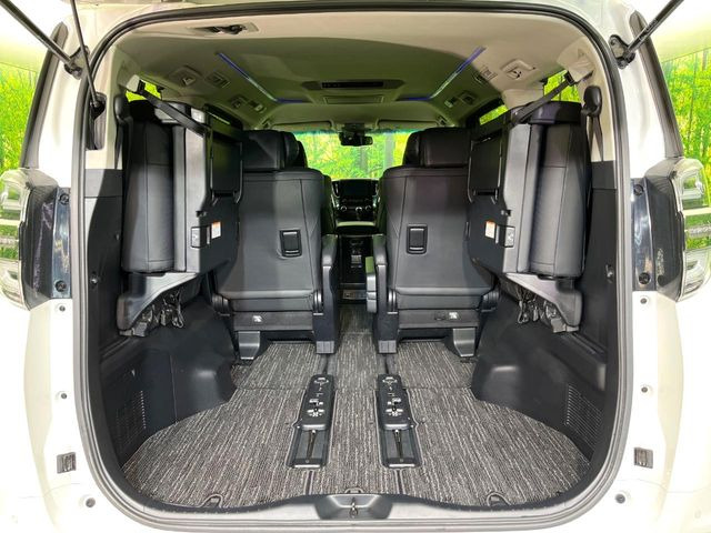 後席を格納すると、これだけの広さが!シーンに合わせたシートアレンジで、大きな荷物も積むことが出来ます♪