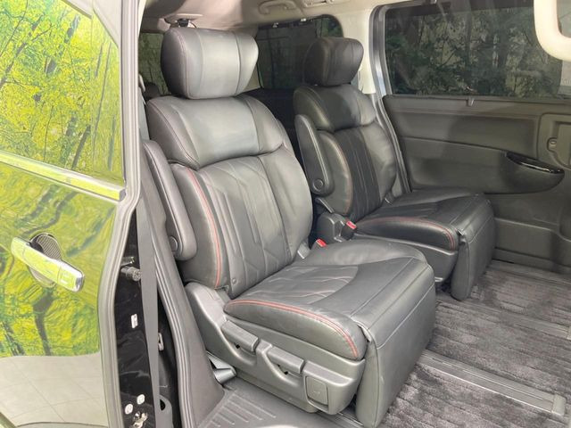 後部座席も気になるようなキズ・汚れやへたり等、大きなダメージはなく、良好な状態です。