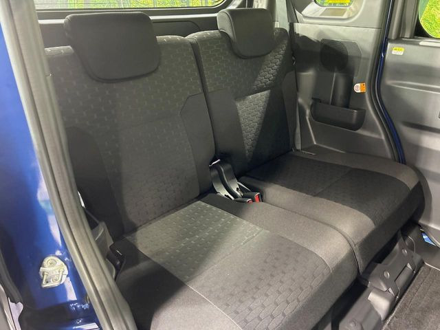 後部座席も気になるようなキズ・汚れやへたり等、大きなダメージはなく、良好な状態です。