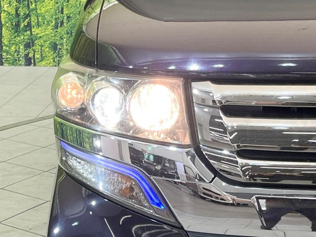 【HIDヘッドライト】非常に明るく前方を照らしてくれるので、悪天候や夜間の走行時も視界良好で安心してお乗りいただけます。