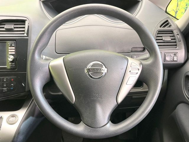 �C���e���A�ɍ��킹���f�U�C���̃X�e�A�����O�́A�^�]�������̂��Ƃ��l���A�^�]���₷���`��A�傫���ł��B�����x�A���ۂɐG���Ă��m���߂��������B