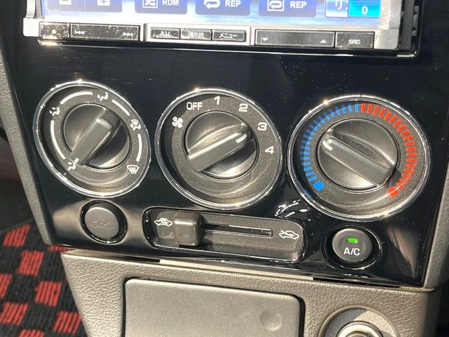 寒い冬も暑い夏も全席に快適な空調を届けてくれる、ダイヤル式エアコンを装備♪