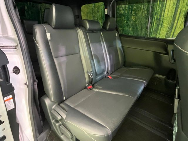 後部座席も気になるようなキズ・汚れやへたり等、大きなダメージはなく、良好な状態です。