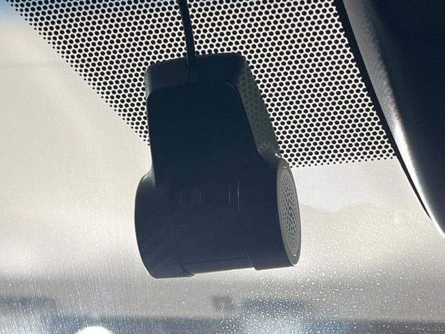 【ドライブレコーダー】安心・安全なカーライフに必須のドライブレコーダーを装備!走行中はもちろん、あおり運転や事故に遭遇した際の状況も映像で記録し、万一のリスクに備えます。