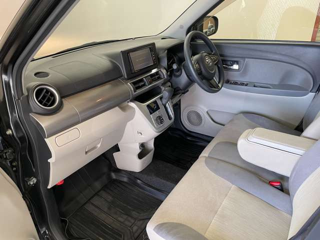 助手席も極端な使用感などなく綺麗な状態です!匂いなど気になる方は是非ご来店ください!!