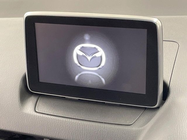 �y8�C���`�}�c�_�R�l�N�g�z�ԓ��̕��͋C�Ƀ}�b�`������^�̃f�B�X�v���C�B�X�}�z�ڑ��ł̃i�r�g�p��Bluetooth�Đ����A�l�X�ȋ@�\���y���߂܂��B�����I�ȃ_�C�������삪�\�ŁA�g��������ǍD�ł��B