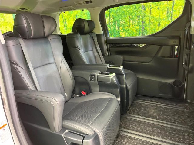 二列目中央はウォークスルーとなっております。二列目と三列目の移動や乗り降りがとっても楽になるので、乗り降りの際もストレスを感じることはありません♪