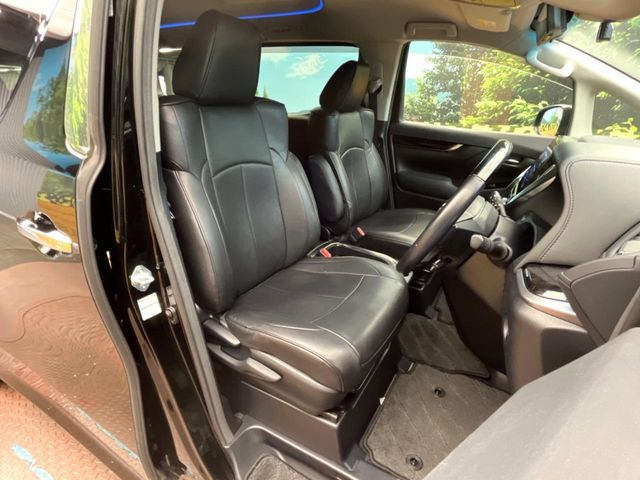 運転席シート廻りは使用感も少なく、良好な状態となっています。丁寧に使われていたことがよくわかりますね。後部座席も気になるようなキズ・汚れやへたり等、大きなダメージはなく、良好な状態です。