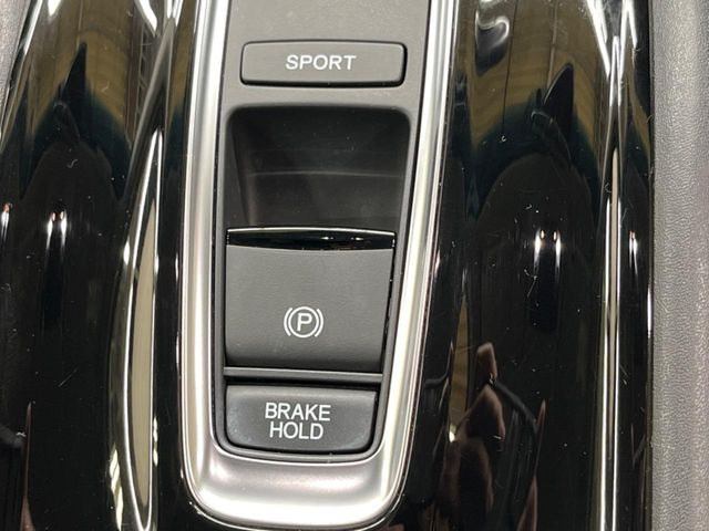 【オートブレーキホールド】信号待ちや渋滞で停車時にブレーキから足を離しても、停止状態を保持してくれます。前進するときはアクセルを踏めば自動で解除されるので安心♪街乗り運転が楽になります♪