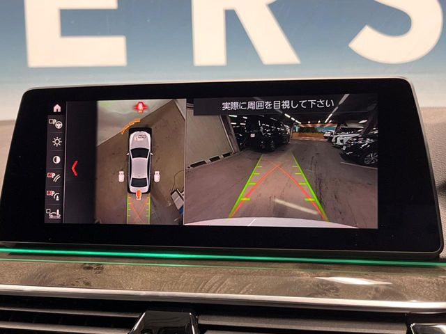 ●パノラミックビューモニター:専用のカメラにより、上から見下ろしたような視点で360度クルマの周囲を確認することができます☆死角部分も確認しやすく、狭い場所での切り返しや駐車もスムーズに行えます。