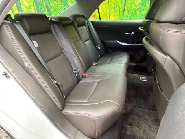 後部座席も気になるようなキズ・汚れやへたり等、大きなダメージはなく、良好な状態です。