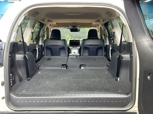後席を格納すると、これだけの広さが!シーンに合わせたシートアレンジで、大きな荷物も積むことが出来ます♪