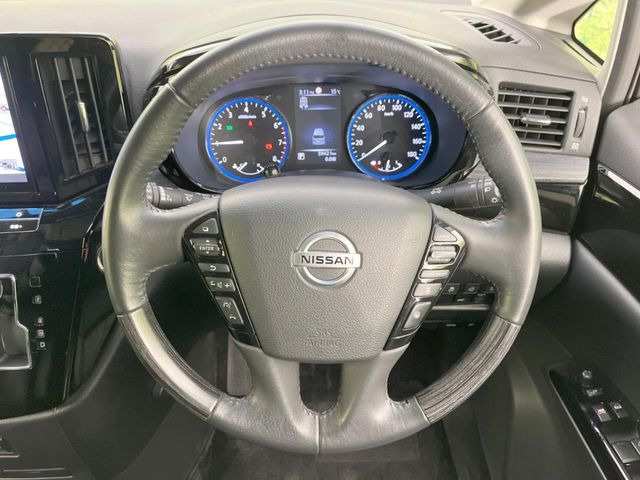 ステアリングも使用感が少なく、きれいな状態となっております♪