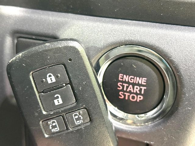 【スマートキー】カバンやポケットに入れたままでもドアの施錠・解錠が可能なスマートキーを装備。エンジンのオン・オフ時もカギを取り出す必要が無いからとっても便利です♪