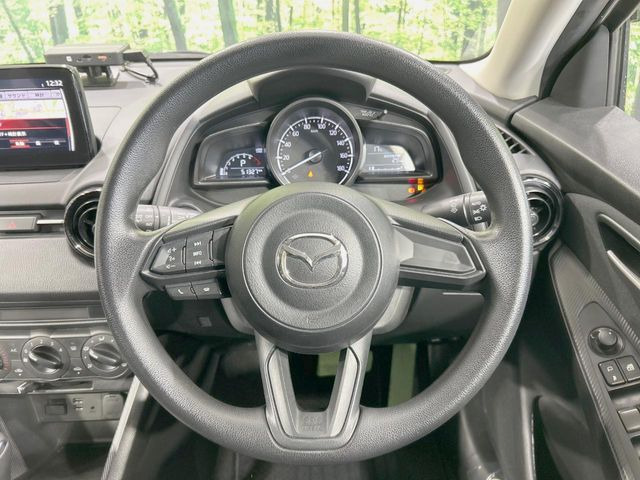 �C���e���A�ɍ��킹���f�U�C���̃X�e�A�����O�́A�^�]�������̂��Ƃ��l���A�^�]���₷���`��A�傫���ł��B�����x�A���ۂɐG���Ă��m���߂��������B