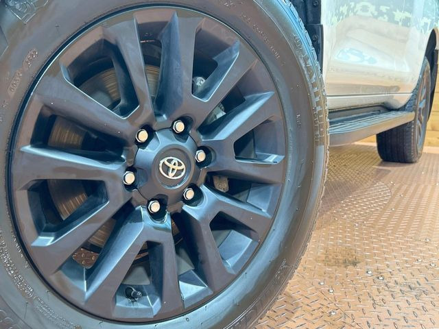 【純正18インチアルミホイール】外観にマッチした純正アルミホイールを装着しております。各種社外アルミホイールや、スタッドレスタイヤも取扱いしております。是非ご相談ください♪