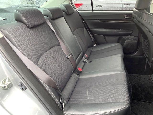 後部座席も気になるようなキズ・汚れやへたり等、大きなダメージはなく、良好な状態です。