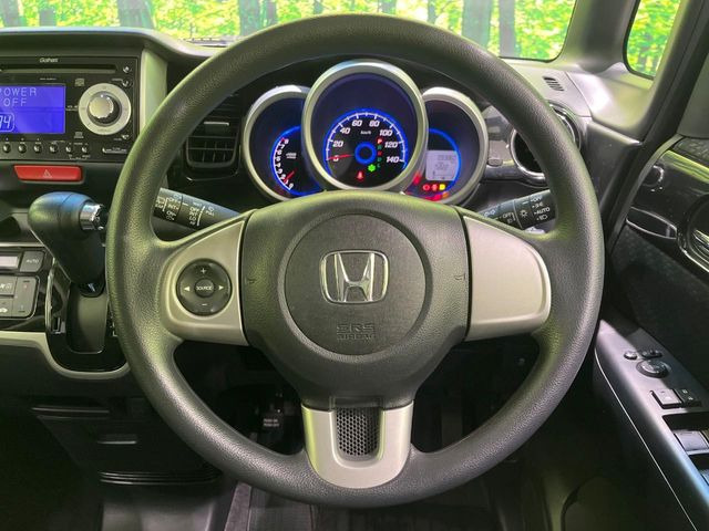 �C���e���A�ɍ��킹���f�U�C���̃X�e�A�����O�́A�^�]�������̂��Ƃ��l���A�^�]���₷���`��A�傫���ł��B�����x�A���ۂɐG���Ă��m���߂��������B