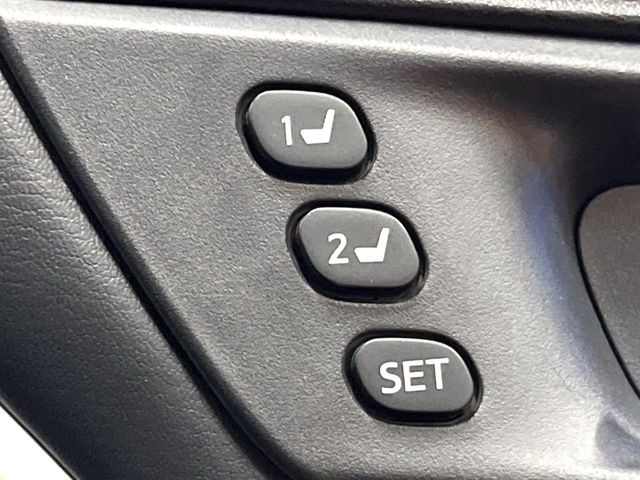 【メモリー機能付きパワーシート】ドライバーごとに設定したシート位置を記憶して、ボタン一つで切り替えできる便利な機能!運転する方が複数名いらっしゃるご家庭におすすめです♪