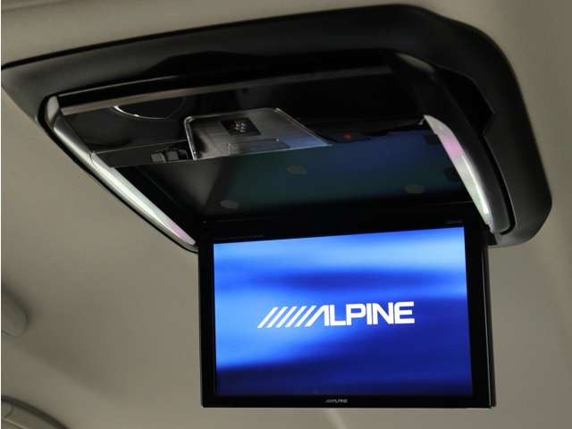 【後席モニター!】フリップダウンモニター完備!お子さまも映像を見ながら、快適に楽しくお過ごしいただけます♪ミニバンでは欠かせない大人気装備です!!