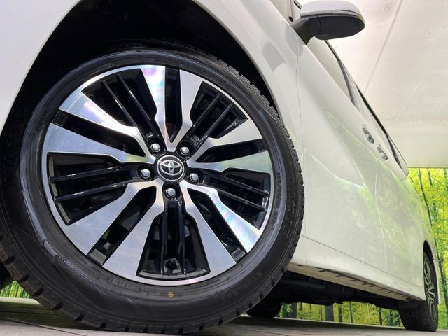 【純正18インチアルミホイール】外観にマッチした純正アルミホイールを装着しております。各種社外アルミホイールや、スタッドレスタイヤも取扱いしております。是非ご相談ください♪