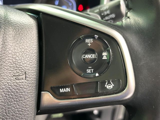 【アダプティブクルーズコントロール】高速道路での長距離走行が楽に!!自動で速度を保つクルーズコントロールが、衝突軽減システムと連携し、前方の車両を感知して車間を保つように速度調節してくれます!!