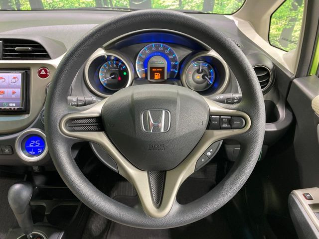 �C���e���A�ɍ��킹���f�U�C���̃X�e�A�����O�́A�^�]�������̂��Ƃ��l���A�^�]���₷���`��A�傫���ł��B�����x�A���ۂɐG���Ă��m���߂��������B