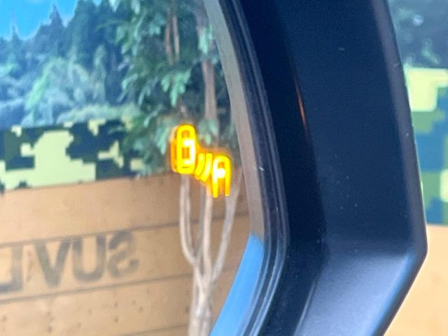 【ブラインドスポットモニター】走行中、ドアミラーの死角になりやすい箇所に後続車が接近するとサイドミラーのレンズに警告を表示!ドライバーに注意喚起をしてくれます。