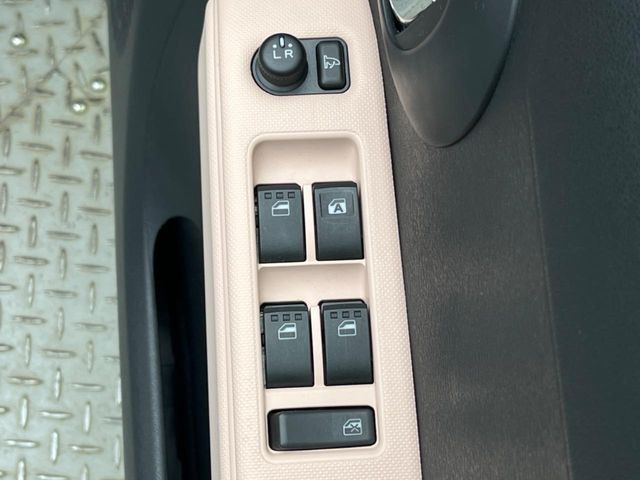 �y�d���i�[�~���[�z�T�C�h�~���[�͓d���i�[���ƂȂ��Ă���A�������ԏ�ł��L�Y�������X�N��}�����܂��B