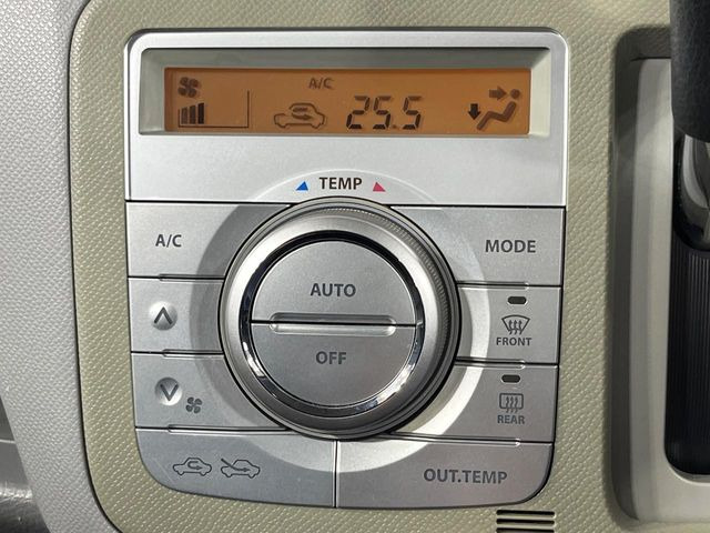 【オートエアコン】一度お好みの温度に設定すれば、車内の温度を検知し風量や温度を自動で調整。暑い…寒い…と何度もスイッチ操作をする必要はありません。快適な車内空間には必須の機能ですね♪