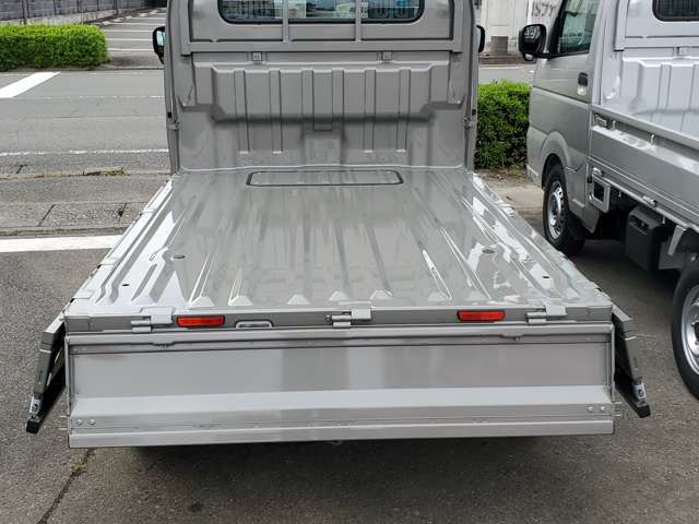 後部座席を倒していただければ、よりたくさんのお荷物も積みこむことも可能です。