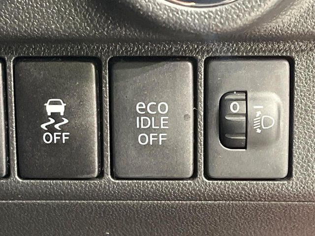【アイドリングストップ】赤信号や渋滞で停車した際にエンジンを停止し、無駄な燃料の消費を抑えます。燃費向上や環境保護につなげる機能♪エンジンはブレーキを離せば再始動します。