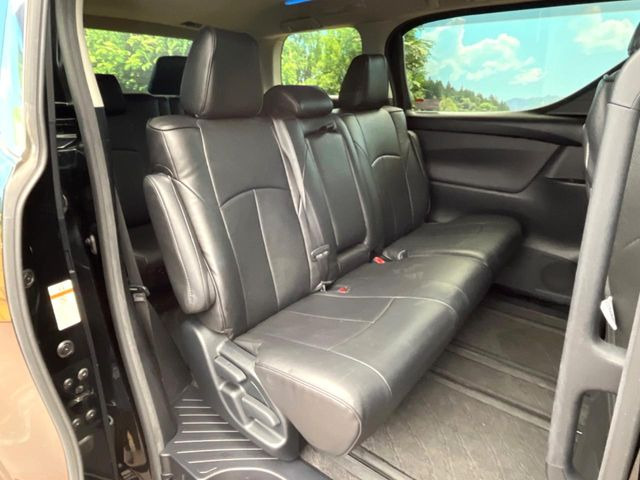 後部座席も気になるようなキズ・汚れやへたり等、大きなダメージはなく、良好な状態です。