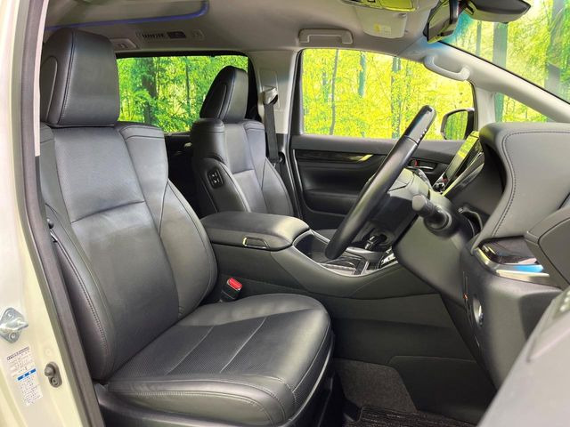 【合皮レザーシート】汚れのふき取りが容易でメンテナンスもが簡単な、機能性に優れる合成皮革を採用した上質なシートです。座り心地もよく、高級感あふれる心地良い車内空間を演出してくれます。