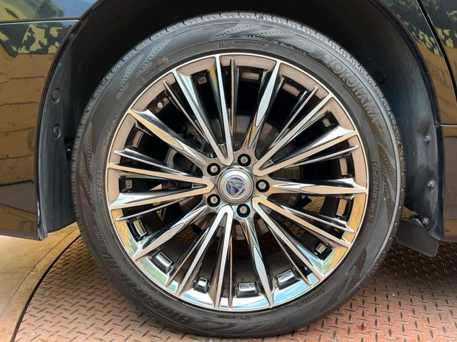 【19インチアルミホイール】デザイン性の高い純正アルミホイールを装着しております。各種社外アルミホイールや、スタッドレスタイヤも取扱いしております。是非ご相談ください♪