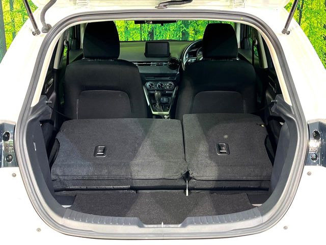 ���i�̂���������ʋ΁A���}���ɏ\���ȉ׎��X�y�[�X���m�ۂ��Ă���܂��B�Z�J���h�V�[�g��|���ƁA�傫�ȉו��̐ύڂ��\�ł���