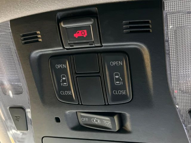 【両側パワースライドドア】スマートキーや運転席のスイッチで後席両側スライドドアの開閉が可能♪電動だから力を入れてドアを開ける必要が無く、小さなお子様でも簡単に開け閉めでき快適です♪