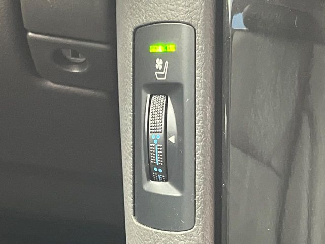 【シートベンチレーション】夏場は涼しい風でお尻や背中の熱やムレを防ぎ、冬はエアコンよりも早く温まってポカポカに!季節を問わず快適に過ごせます。