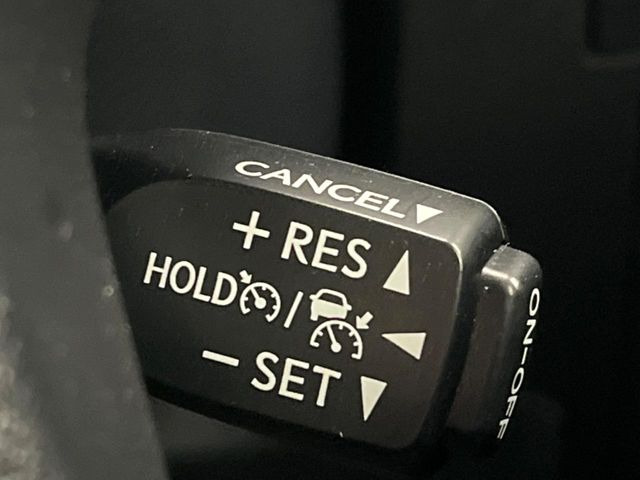 【レーダークルーズコントロール】高速道路での長距離走行が楽に!!自動で速度を保つクルーズコントロールが、衝突軽減システムと連携し、前方の車両を感知して車間を保つように速度調節してくれます!!