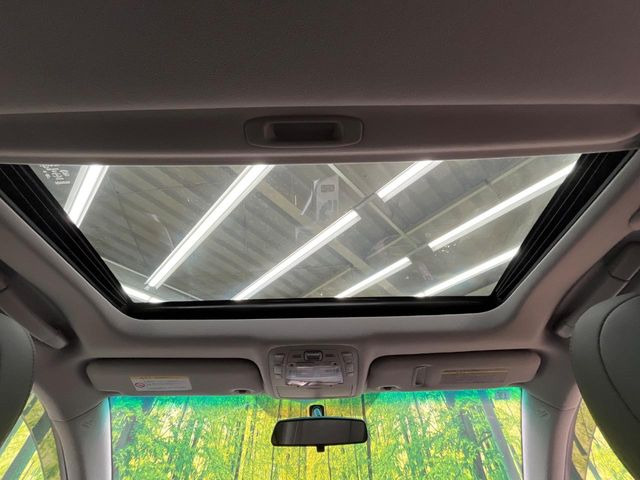【サンルーフ】開放感たっぷりの希少装備、サンルーフが装着されています!車内に明かりを取り入れたり景色を楽しむ以外にも、車内の空気も簡単に換気できて快適です!