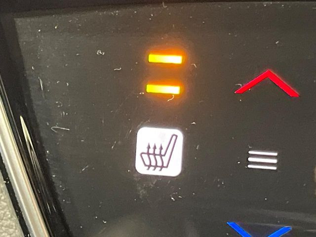 【シートヒーター】寒い日に重宝するシートヒーター!エアコンより早く温まってくれるので寒がりの人も安心ですね♪エアコンの温風は乾燥するから苦手、という方にもをおすすめです。