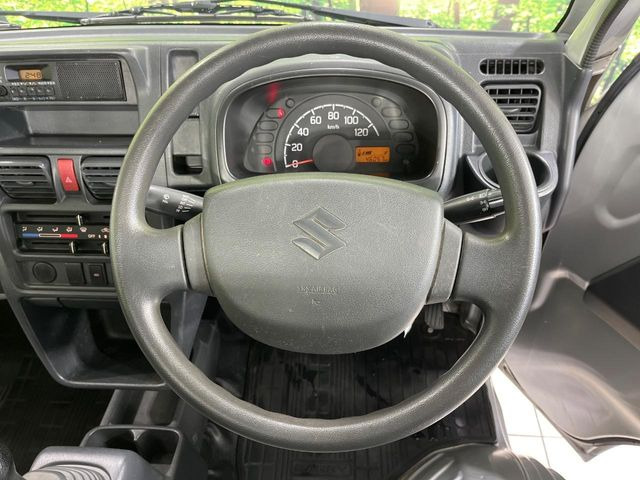 �C���e���A�ɍ��킹���f�U�C���̃X�e�A�����O�́A�^�]�������̂��Ƃ��l���A�^�]���₷���`��A�傫���ł��B�����x�A���ۂɐG���Ă��m���߂��������B