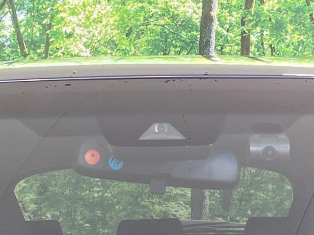 【トヨタセーフティセンス】走行中に前方の車両等を認識し、衝突しそうな時は警報とブレーキで衝突回避と被害軽減をアシスト。より安全にドライブをお楽しみいただけます。