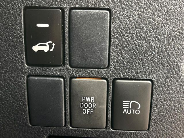 【パワーバックドア】スマートキーや運転席のボタンを押すだけでリアゲートが自動で開閉します!荷物を持っている時や、高い位置にあるバックドアを閉める際に便利な機能です♪